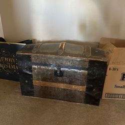 Vintage Antique Traveling Trunk Storage Camelback Barrel Trunk Streamer 