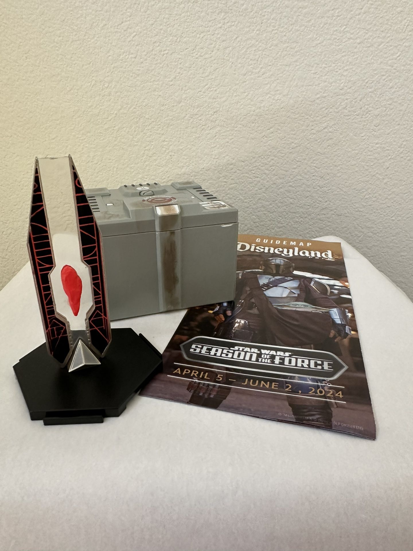 Star Wars Dok Ondar's Mystery Treasures Box - Floating Sith Red Kyber Crystal