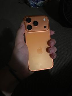 iPhone 17 Pro (Tmobile only) has little dead pixels on 3rd photo looks like caterpillar (100% Battery Health🔋)