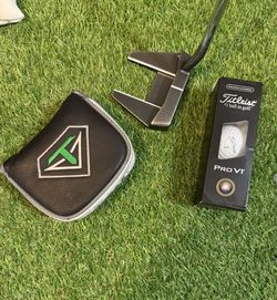 Gorgeous Odyssey Toulon Las Vegas Mallet Putter all Original w/Titleist golf balls included 34” Right