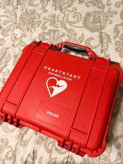 Philips defibrillator in good condition. Professional medical equipment ideal for clinics, training centers, emergency response or medical offices. Cl
