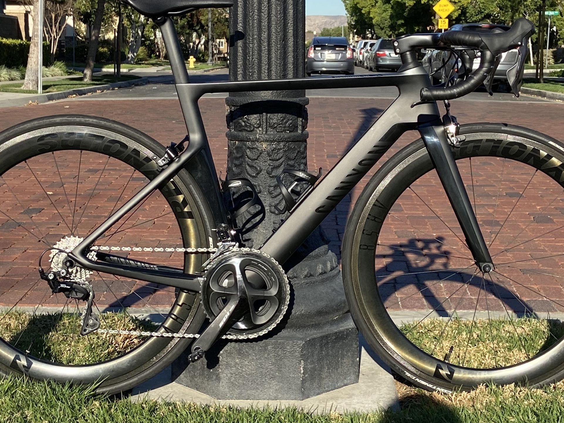 Near New 2020 Canyon Aeroad