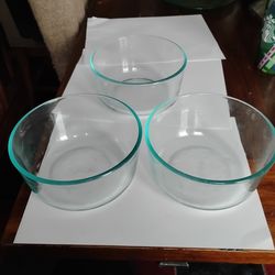 Pyrex round bowl set of 3