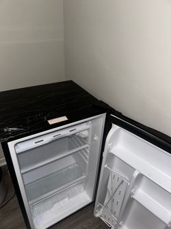 RCA Mini fridge