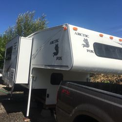 2004 Arctic fox 860s. Truck Camper 