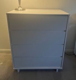 Modern White 4-Drawer Dresser – Great Condition