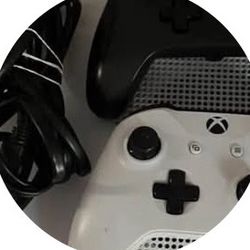 Xbox One Use Good Come With 3 Controllers And Power Cord And HDMI.