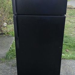 Ge Fridge Size 28w 28d 64h) I Can Help You With Free Delivery Within 10 Miles Distance 