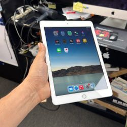 Apple iPad 6th 32GB WiFi (excellent Condition)