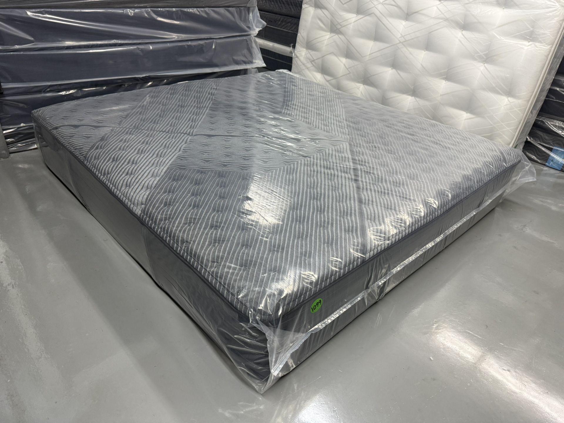 KING SIZE SIMMONS BEAUTYREST BLACK L-CLASS (FIRM) MATTRESS & BOX SPRINGS BED SET