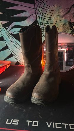 Steel toe boots