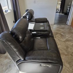 Trailblazer Gray Leather 90'' No kids or no Pets has been on this couch