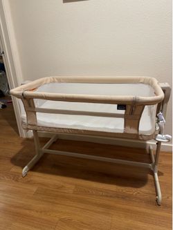 Halo Bassinet Bedside Sleeper - Like New - Biege
