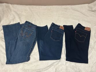 Levi’s & Wrangler Women’s Jeans (See pics for sizes)