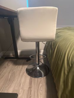 4 white barstools