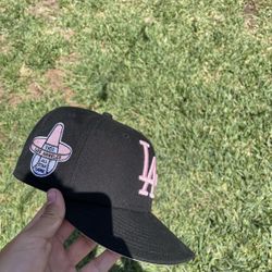 Black and pink La fitted