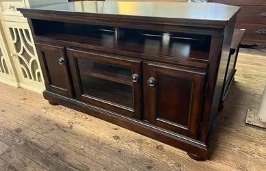 TV Stand / Entertainment Center