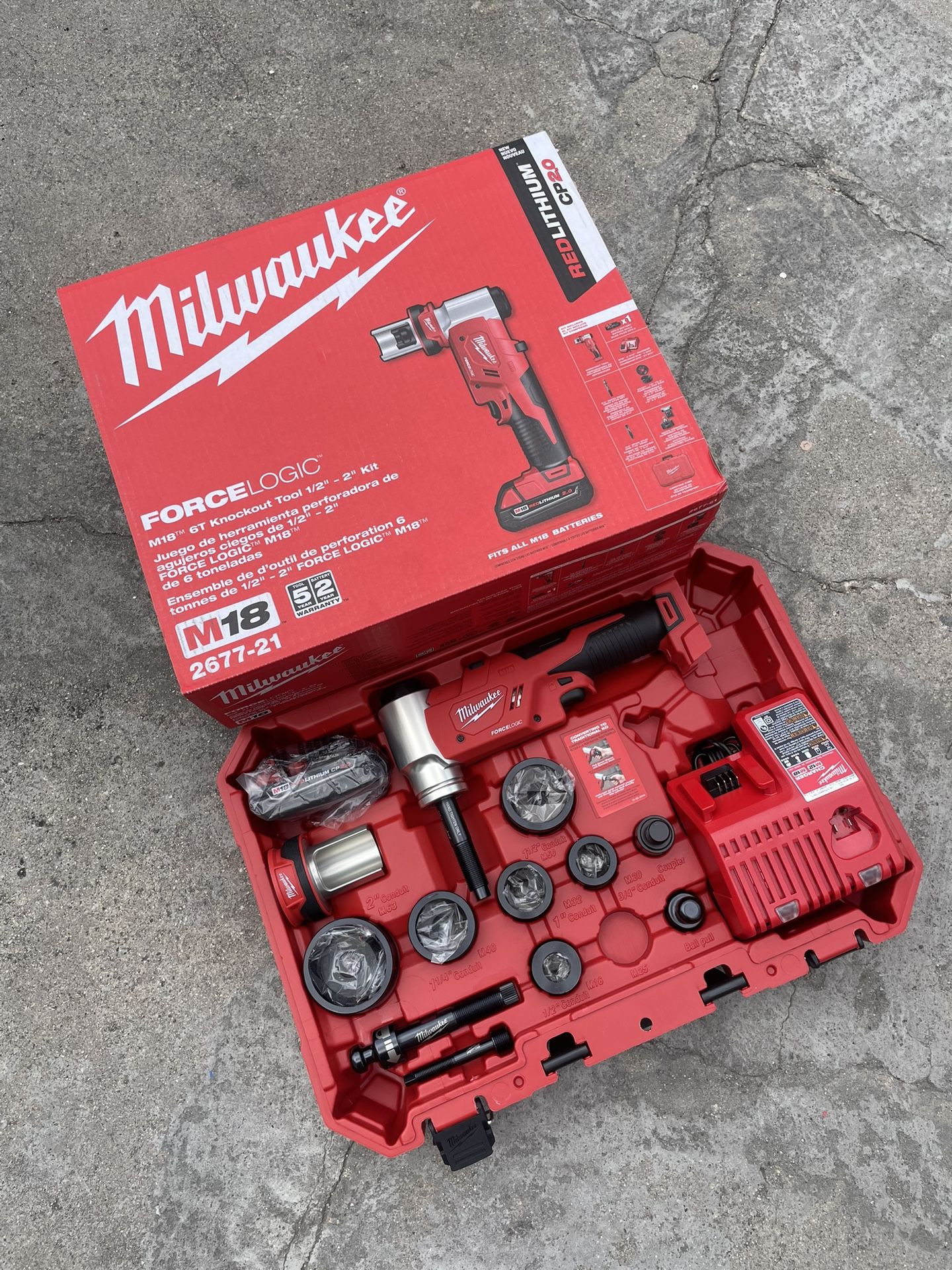 Milwaukee M18 18V Lithium-Ion Cordless FORCE LOGIC 6 Ton Knockout Tool 1/2 in. to 2 in. Kit w/ 1x 2.0 Ah Battery Die Set Charger & Case $999 New