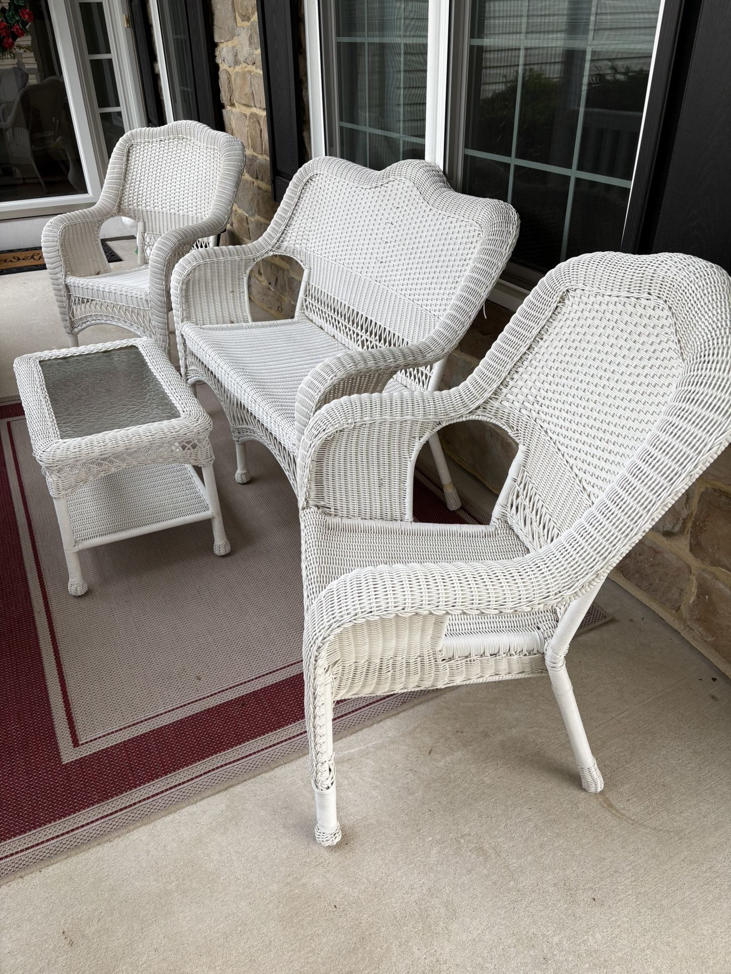 4-person Patio Conversation Set In White Wicker Resin