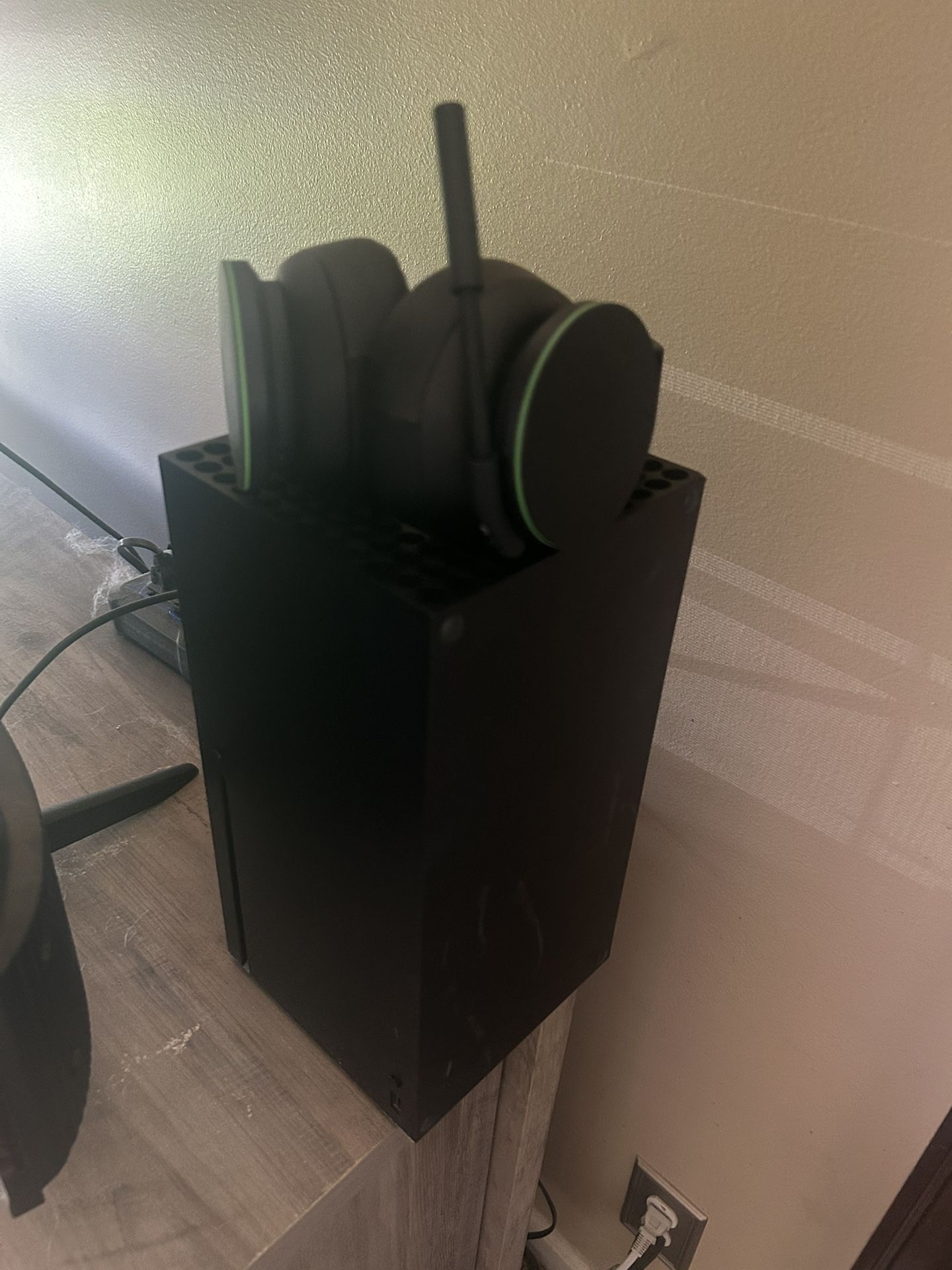 XBOX Series X 1TB W/ Wireless Xbox Headset