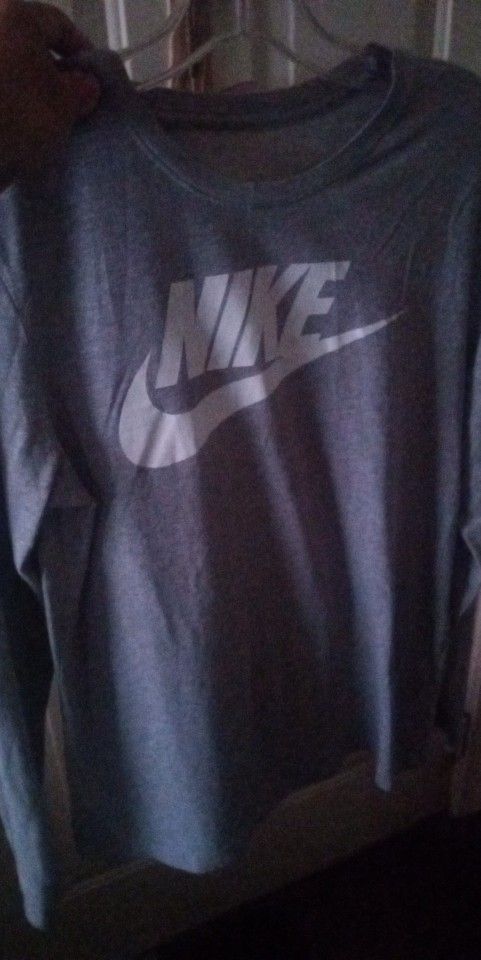 Women's Shirt Good Condition Size Medium $6.00