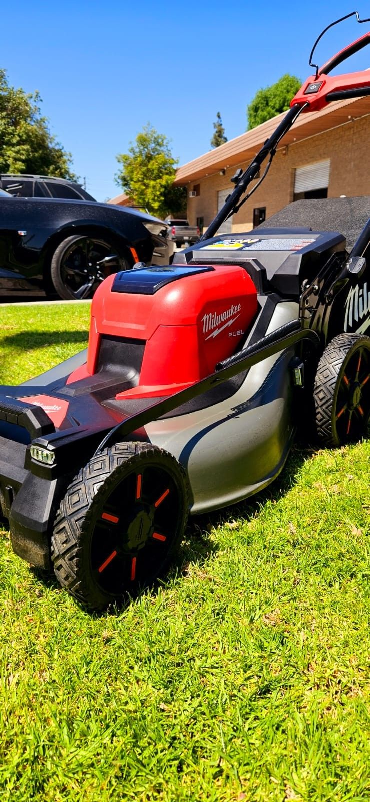 MILWUAKEE M18 FUEL BRUHLESS SELF PROPELLED LANW MOWER 