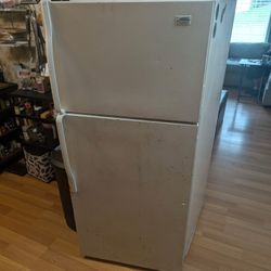Whirlpool/Estate brand refrigerator with freezer. 100% working.