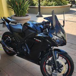 2016 Honda Cbr 300r (7800 Miles)