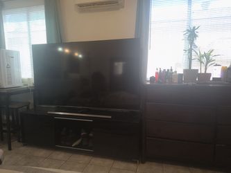 Large Flat Screen TV smart TV