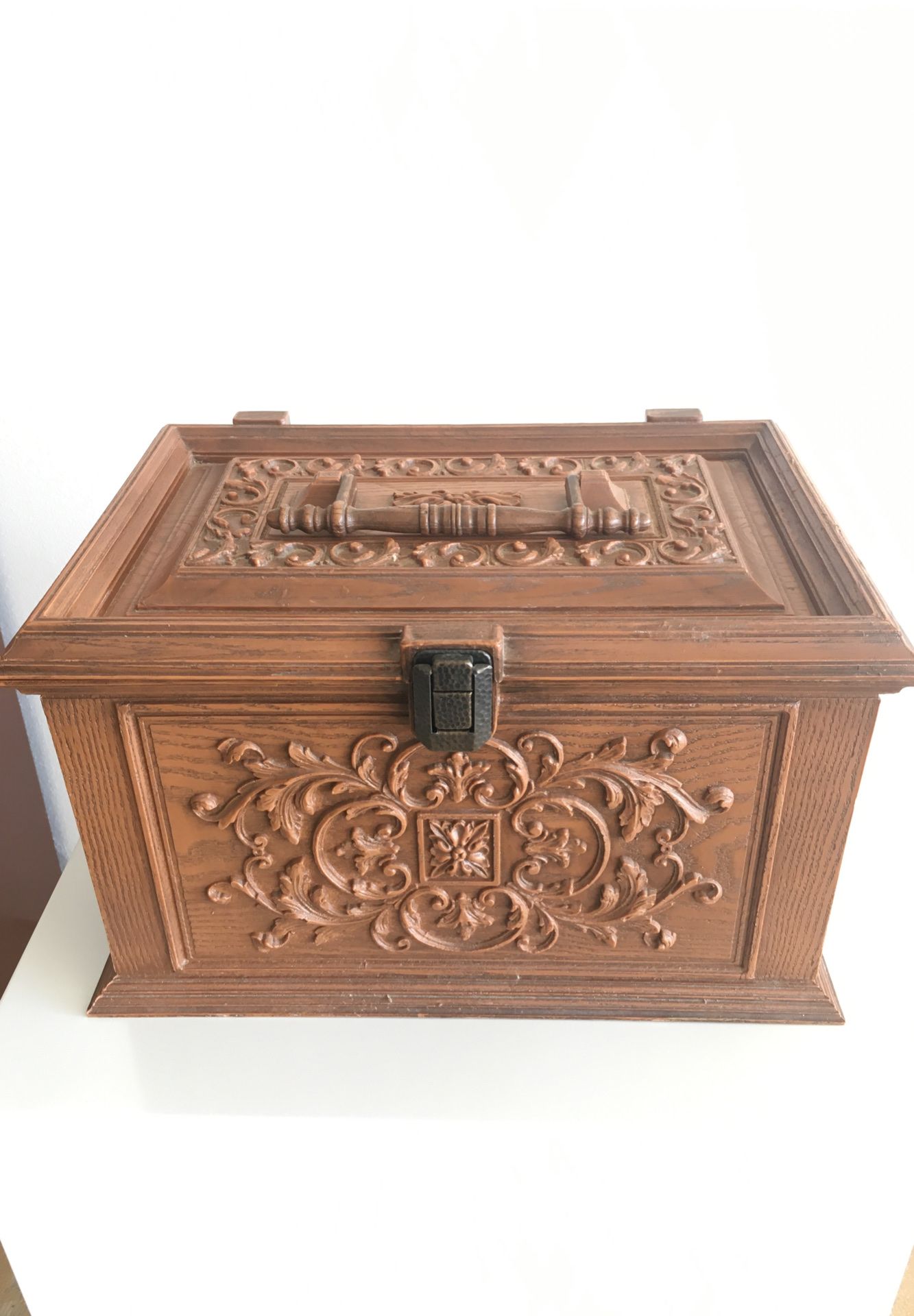 Vintage sewing chest! With some misc sewing accessories inside!