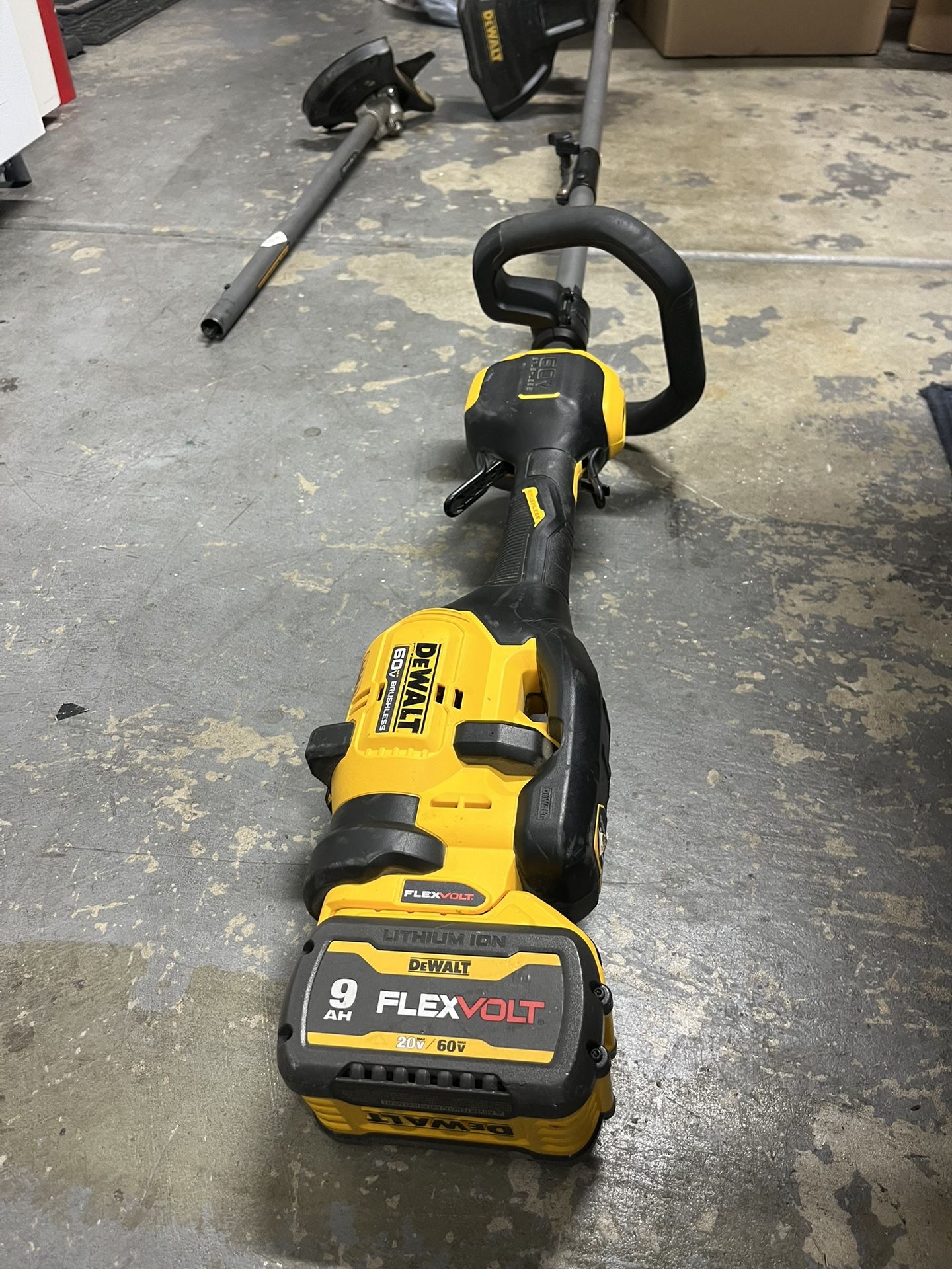 FLEXVOLT 60V MAX 17 in. Cordless Battery Powered 