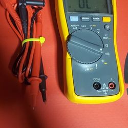 FLUKE VOLTMETER. 