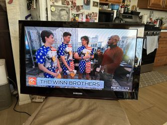 Samsung High Resolution 32”TV With Remote & Adjustable Wall Mount 