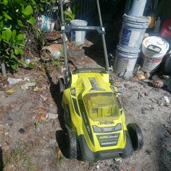 Vendo cortadora de césped pero la batería no carga tiene su cargador