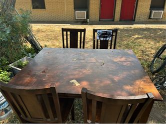 Mesa de madera con 4 sillas