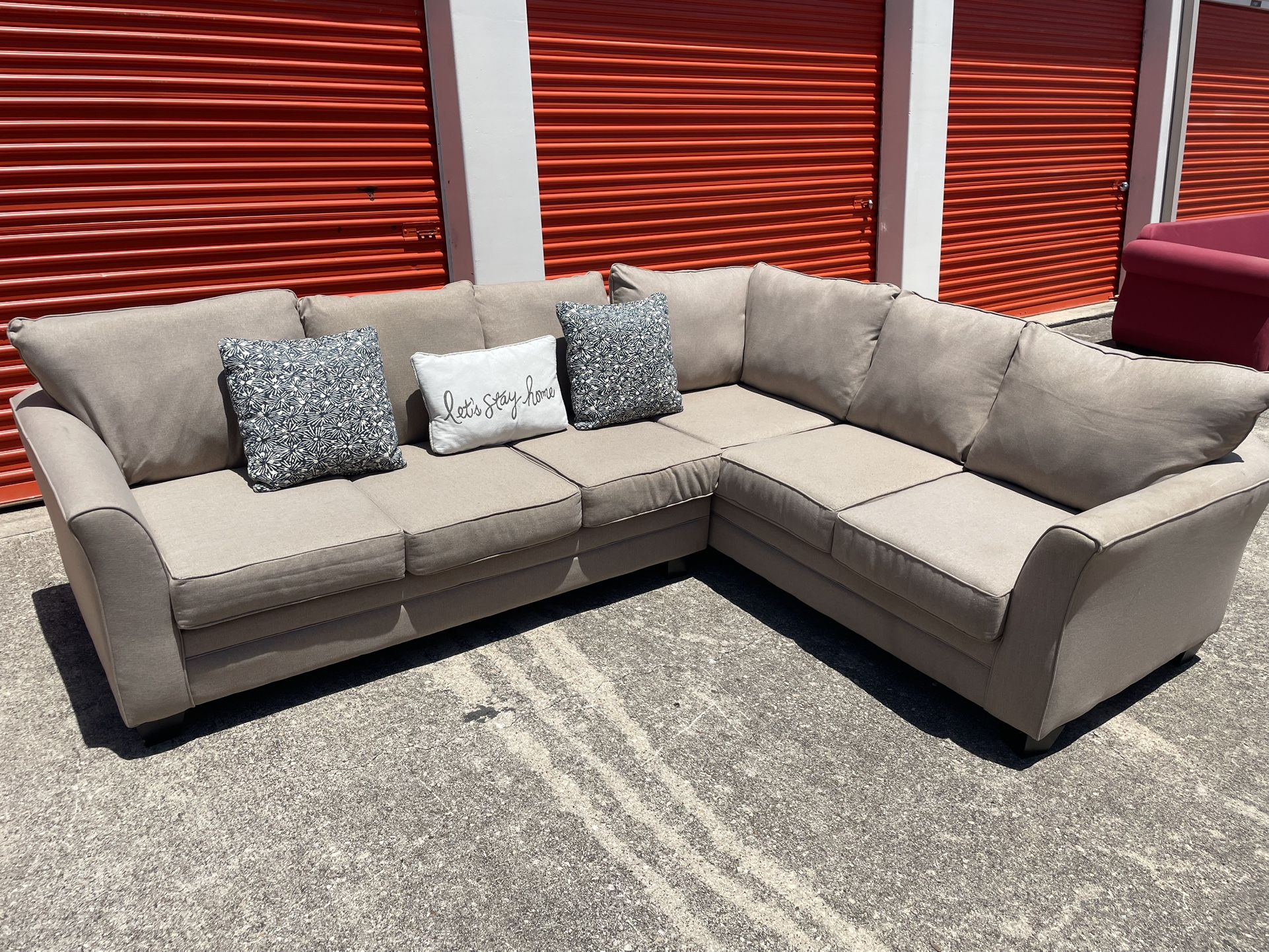 Beautiful Sectional Couch (Delivery Available)