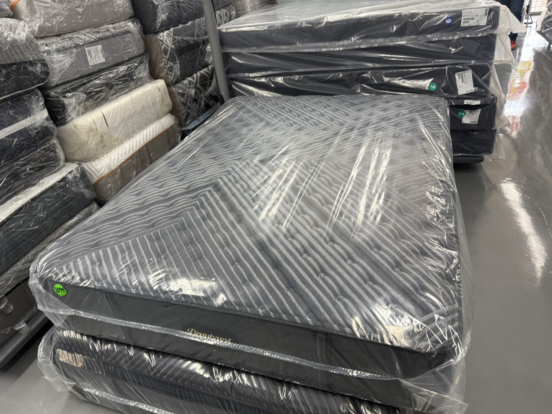 QUEEN SIZE SIMMONS BEAUTYREST BLACK SERIES 1 (EXTRA-FIRM) MATTRESS & BOX SPRING BED SET
