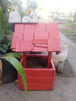 3 ft tall snoopy wishing well planter