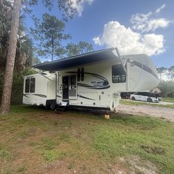 2012 Destiny Fifth Wheel Camper Trailer
