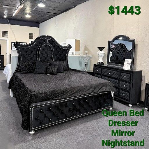 Cameo Gray Upholstered Panel Bedroom SetQueen Bed
Dresser
Mirror Nightstand