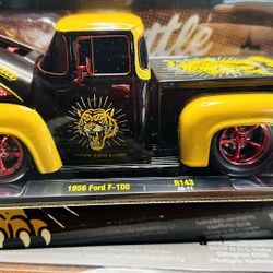 M2 Machines 1956 Ford F100 Throttle Chase 1:24 Scale 1/750 R143