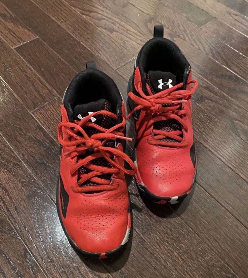 Under Armour, Size Youth 3, Like Brand new!!!$ 5
