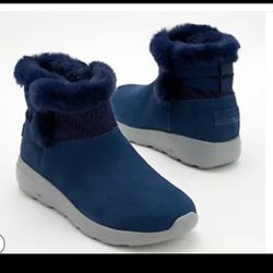 Size 6 Blue Sketchers on the go boots water repellent ✨