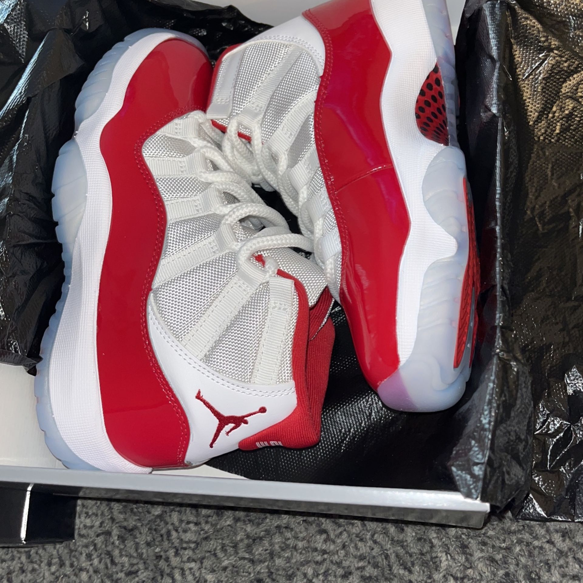 Air Jordan 11 Retro (cherry red) Size