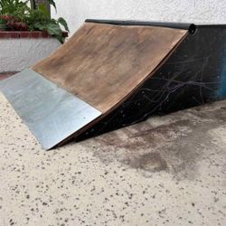 1/4 Pipe Skateboard Ramp 
