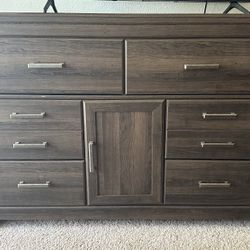 Large Dresser And Nightstands 