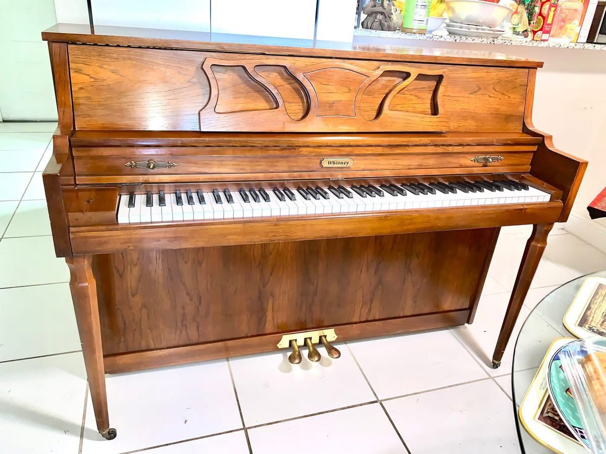 Kimball Whitney 2001 upright Piano Walnut Satin ( Excellent condition )
