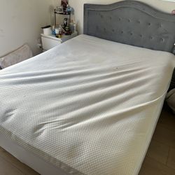 Beautiful Wooden Bed Frame – Full/Queen Size