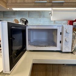 IKEA TILLREDA Microwave Oven - White