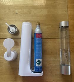 **Soda Maker Machine – Includes 1L Bottle & CO2 Tank – Ready to Use**